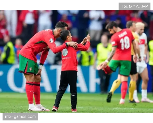 欧洲杯冠军游行引爆全城，球迷街头狂欢共庆荣耀时刻